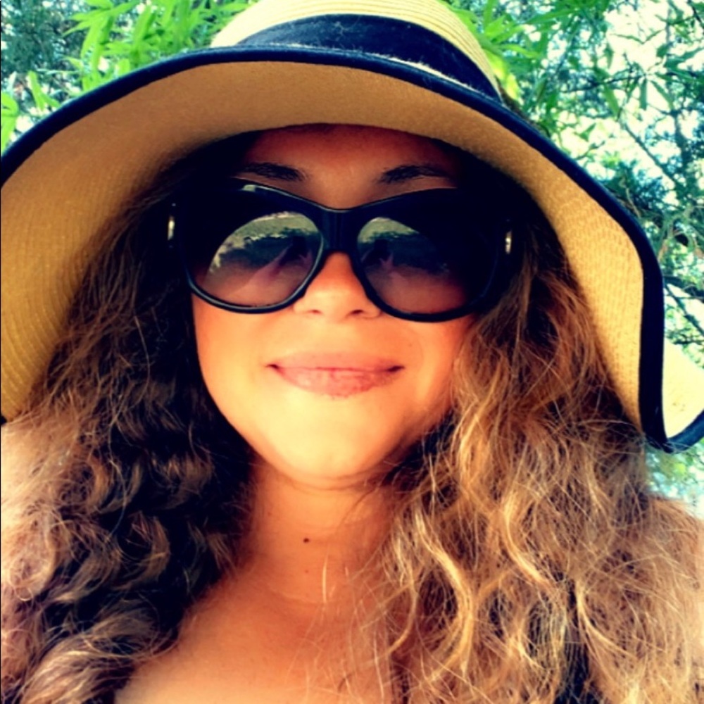 Hello everyone! I'm Shana 😊 A Posh Ambassador